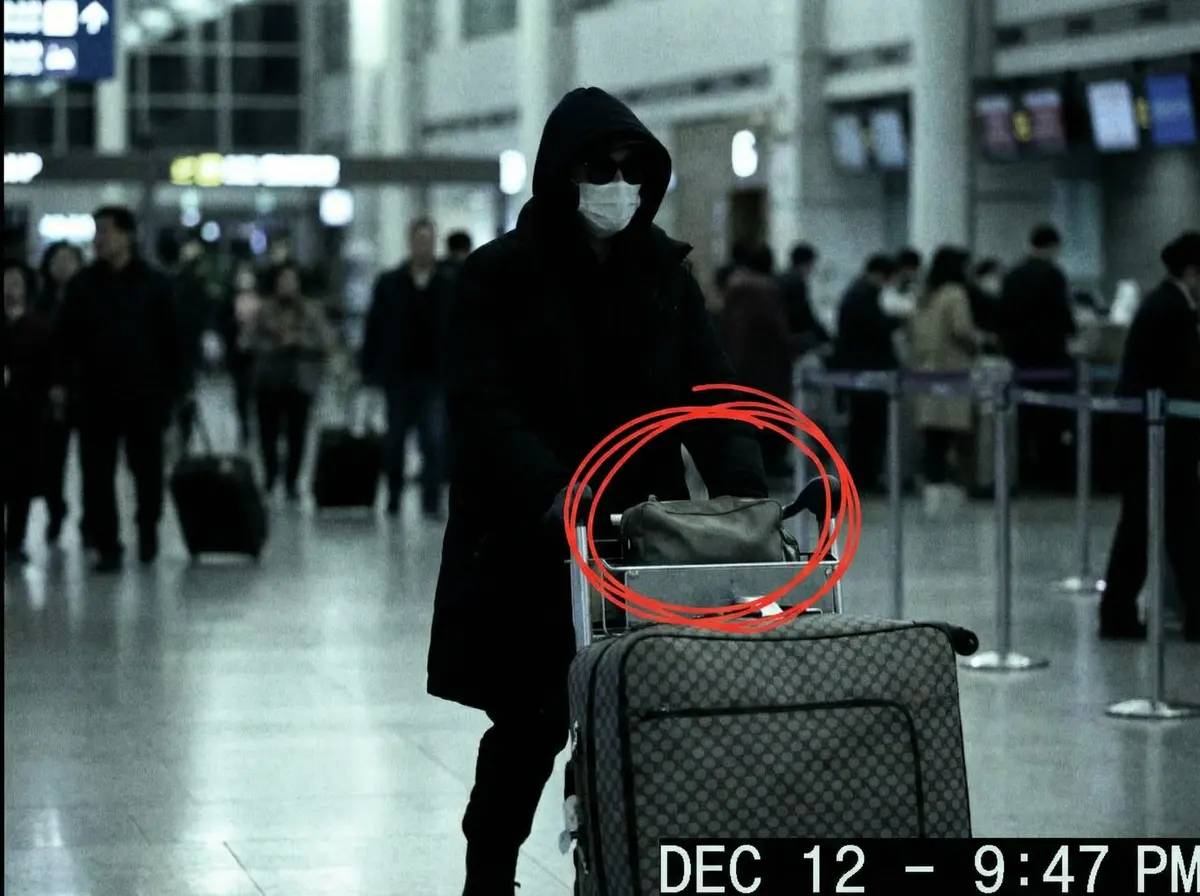 黑料吃瓜 机场偷拍 - 神秘礼物袋引发猜测